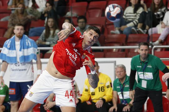 Andebol: Benfica 'apanha' FC Porto e Sporting