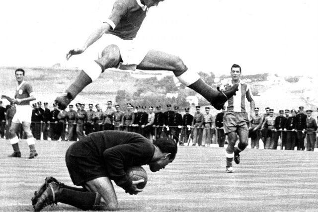 Salvo da II divisão, FC Porto ganhou ao Benfica e foi campeão (e campeão voltou a ser com sangue a correr pelo rosto de Águas)