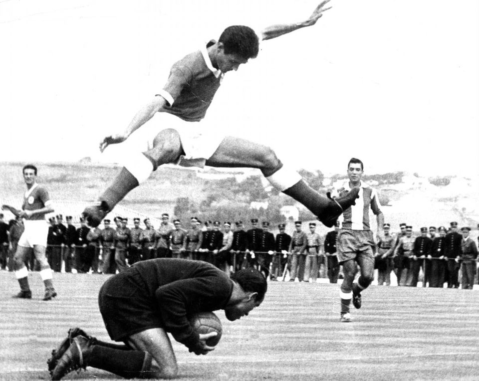 Salvo da II divisão, FC Porto ganhou ao Benfica e foi campeão (e campeão voltou a ser com sangue a correr pelo rosto de Águas)