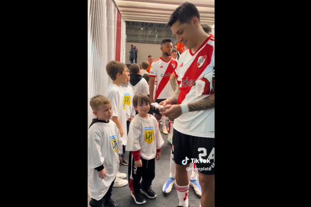 Emocionante: jovem adepto conhece Enzo Pérez e oferece-lhe um presente