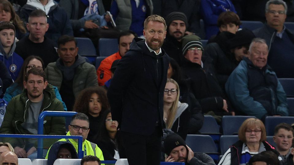 Graham Potter a olhar para dentro das quatro linhas