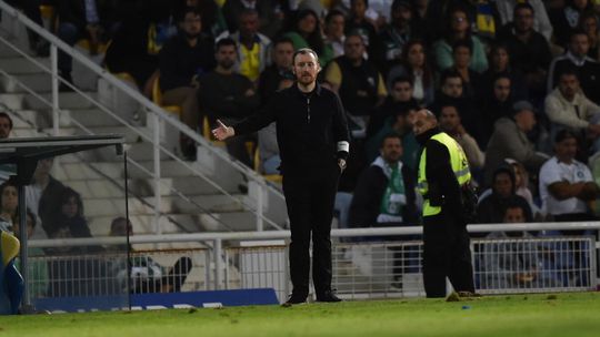 Ian Cathro: «Marcaram com um jogador nosso no chão»