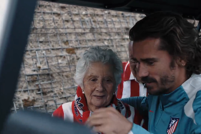 Griezmann 'taxista' faz as delícias de 'avó' do Atlético