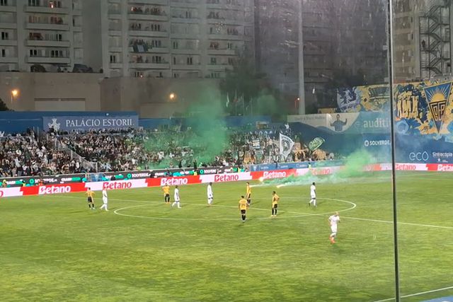 Adepto do Sporting lança tocha para o relvado