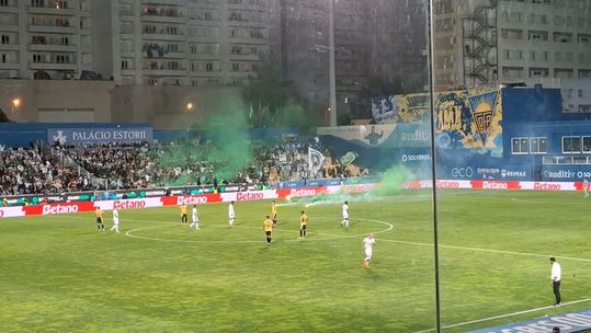 Adepto do Sporting lança tocha para o relvado