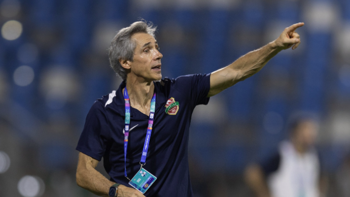 Paulo Sousa goleia e mantém-se na liderança do campeonato dos EAU