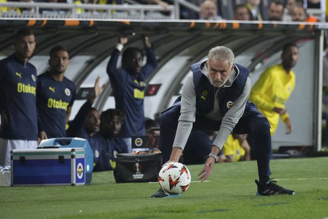 Mourinho: «Trabalho 12 horas por dia, durmo nas instalações do Fenerbahçe para não perder tempo»