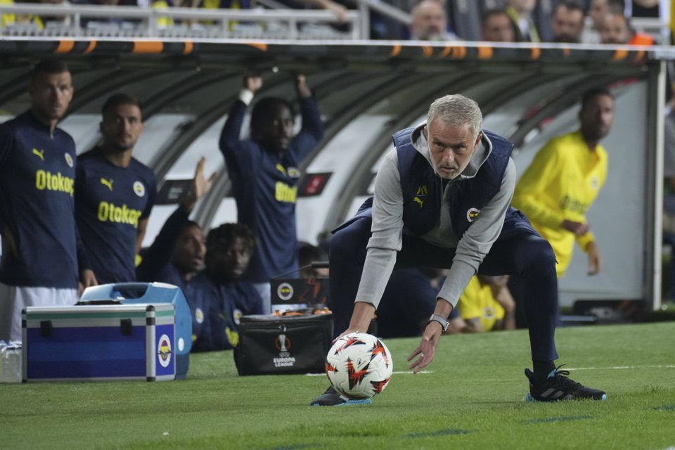 Mourinho: «Trabalho 12 horas por dia, durmo nas instalações do Fenerbahçe para não perder tempo»