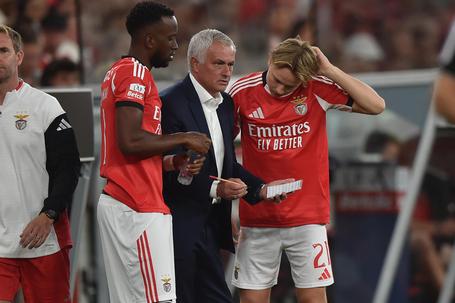Mourinho, treinador do Benfica,  a dar indicações aos extremos Lukebakio e Schjelderup - Foto Miguel Nunes