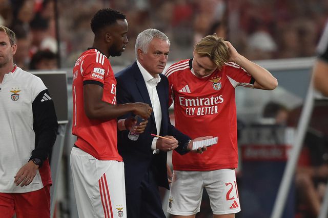 Mourinho, treinador do Benfica,  a dar indicações aos extremos Lukebakio e Schjelderup - Foto Miguel Nunes