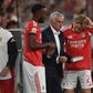 Mourinho, treinador do Benfica,  a dar indicações aos extremos Lukebakio e Schjelderup - Foto Miguel Nunes
