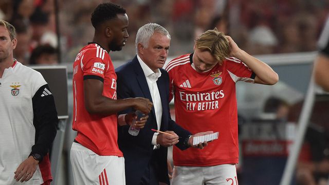 Mourinho, treinador do Benfica,  a dar indicações aos extremos Lukebakio e Schjelderup - Foto Miguel Nunes