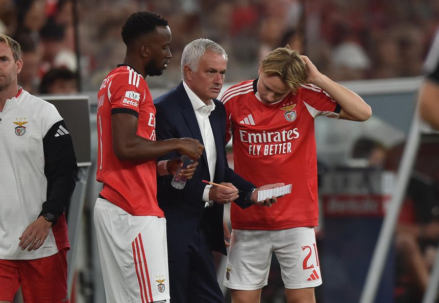 Mourinho, treinador do Benfica,  a dar indicações aos extremos Lukebakio e Schjelderup - Foto Miguel Nunes