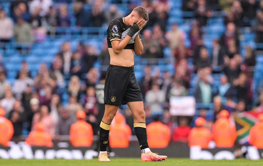 Autogolos! Defesa do Burnley entra para a história