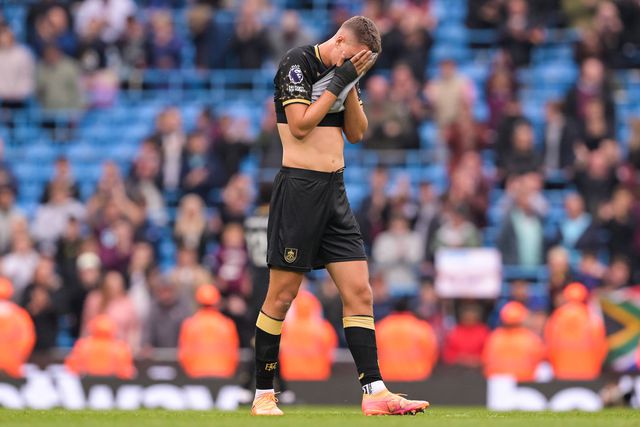 Defesa do Burnley faz dois autogolos e junta-se a lenda do Liverpool