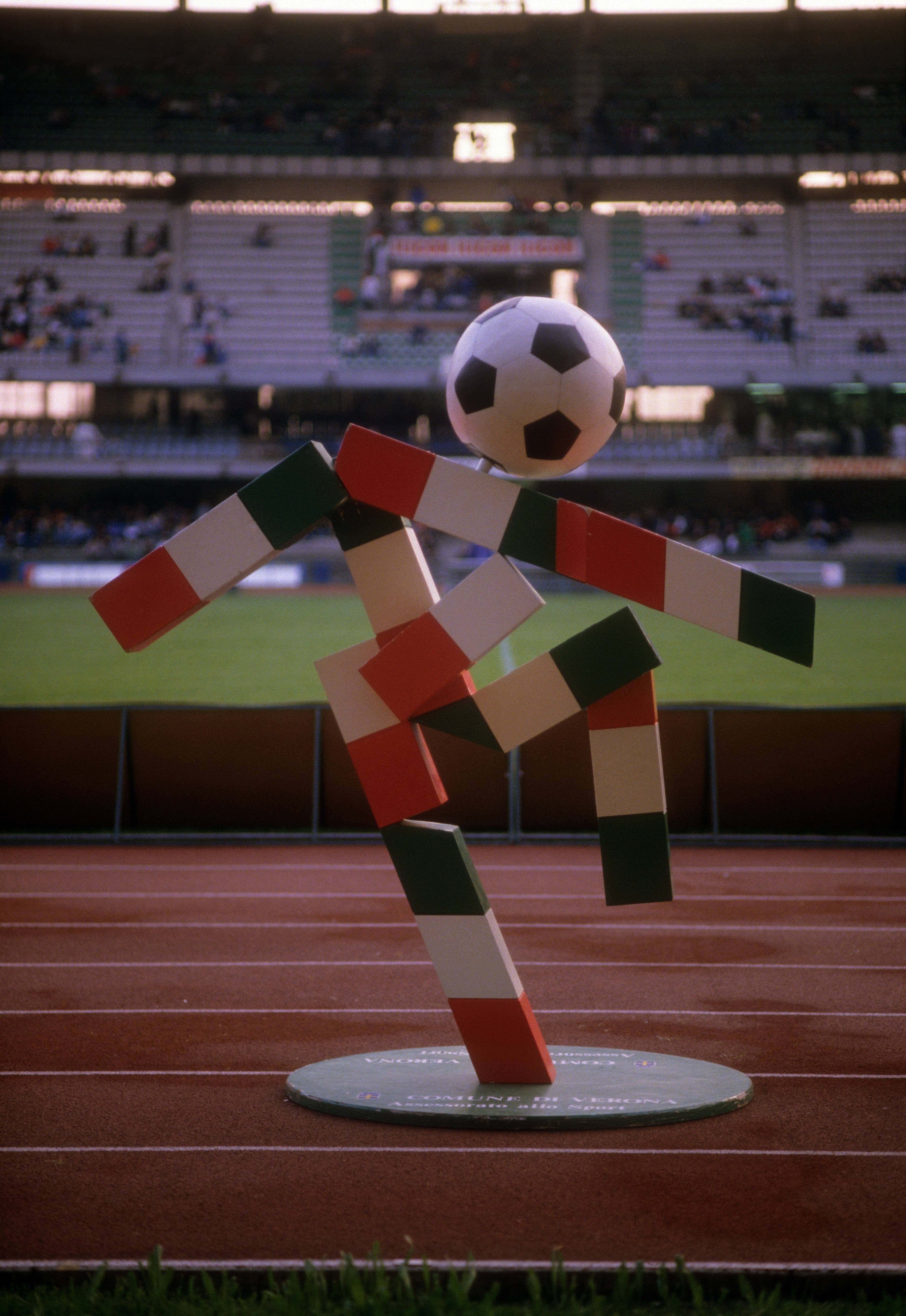 Ciao - Mundial 1990 (Itália): Design moderno. Bola de futebol como cabeça e feito por peças semelhantes aos legos. Rompeu o padrão das mascotes anteriores
