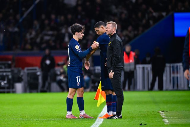 Vitinha assiste e é substituído antes do intervalo