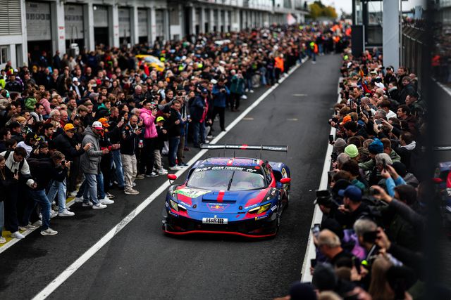 Parece fácil: Verstappen dá 'show' com Ferrari e vence na estreia em GT3