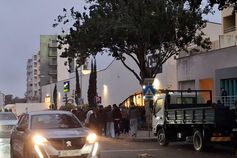 Adeptos do Sporting atiram pirotecnia por cima do estádio do Estoril