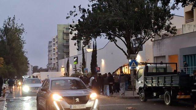 Adeptos do Sporting atiram pirotecnia por cima do estádio do Estoril