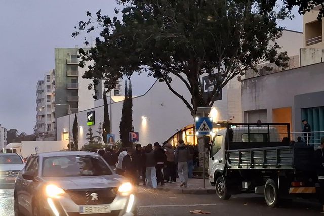 Adeptos do Sporting atiram pirotecnia por cima do estádio do Estoril