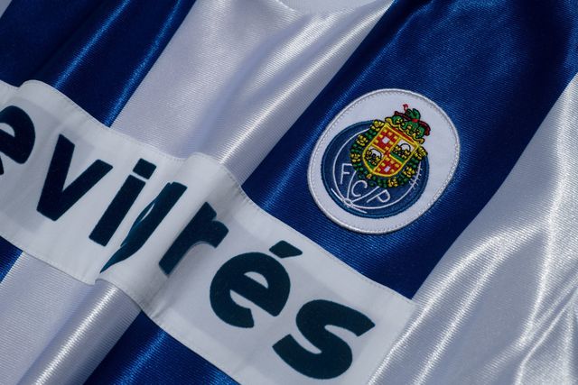 FC Porto 'recupera' primeira camisola com publicidade e que eterniza o número 2