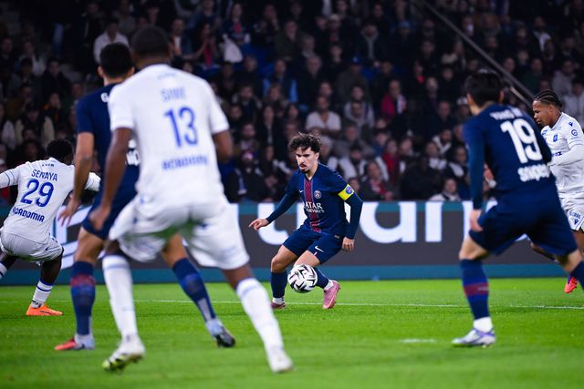 Saídas de Vitinha e Kvaratskhelia ensombram 'vitória central' do PSG