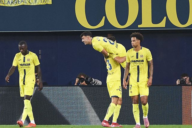 Moleiro celebra golo ao Athletic com os companheiros de equipa