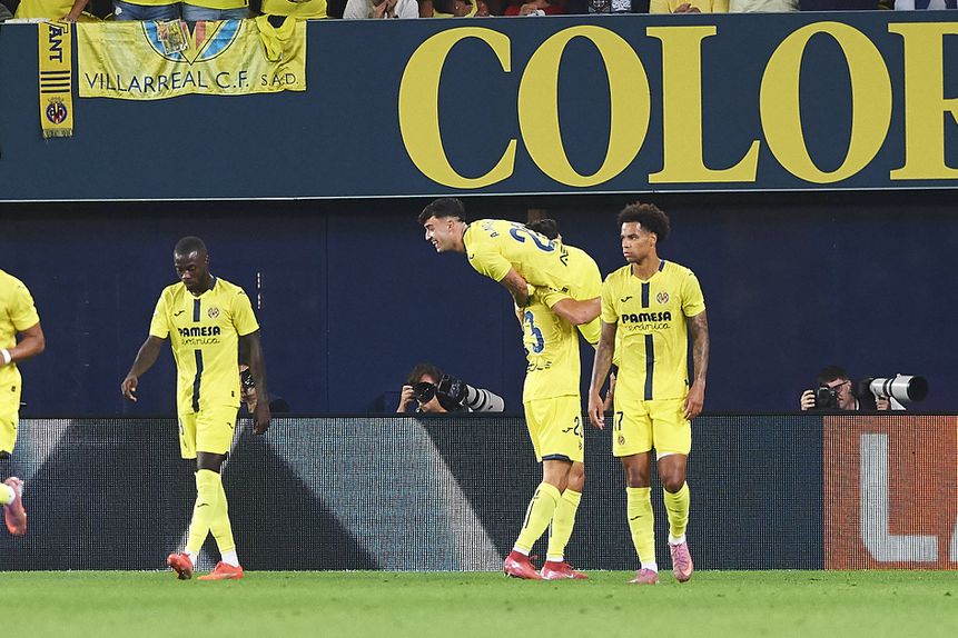 Moleiro celebra golo ao Athletic com os companheiros de equipa