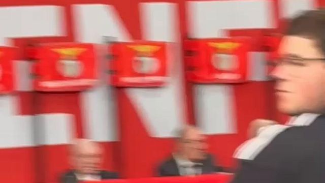 Sócios do Benfica abandonam AG em protesto contra Vieira