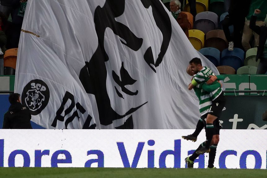 Bas Dost e Bruno Fernandes festejam com a camisola do Sporting