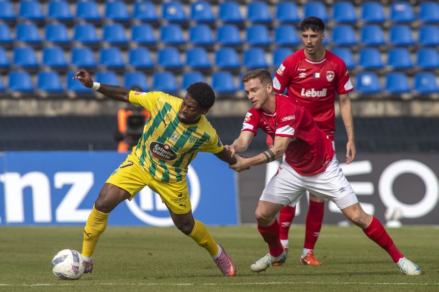 Serginho segura Ivan Cavaleiro. - Foto:  EDUARDO COSTA/LUSA