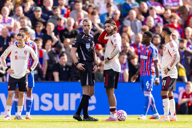 Jogo entre Crystal Palace e Liverpool teve de ser interrompido