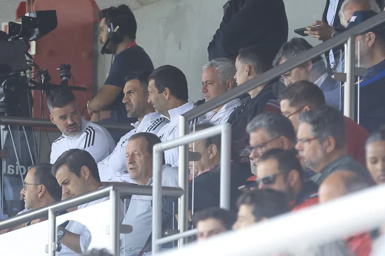 Mourinho espreita Seixal: águias sob pressão!