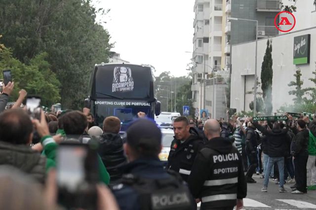 Cânticos e petardos na chegada do Sporting ao estádio do Estoril