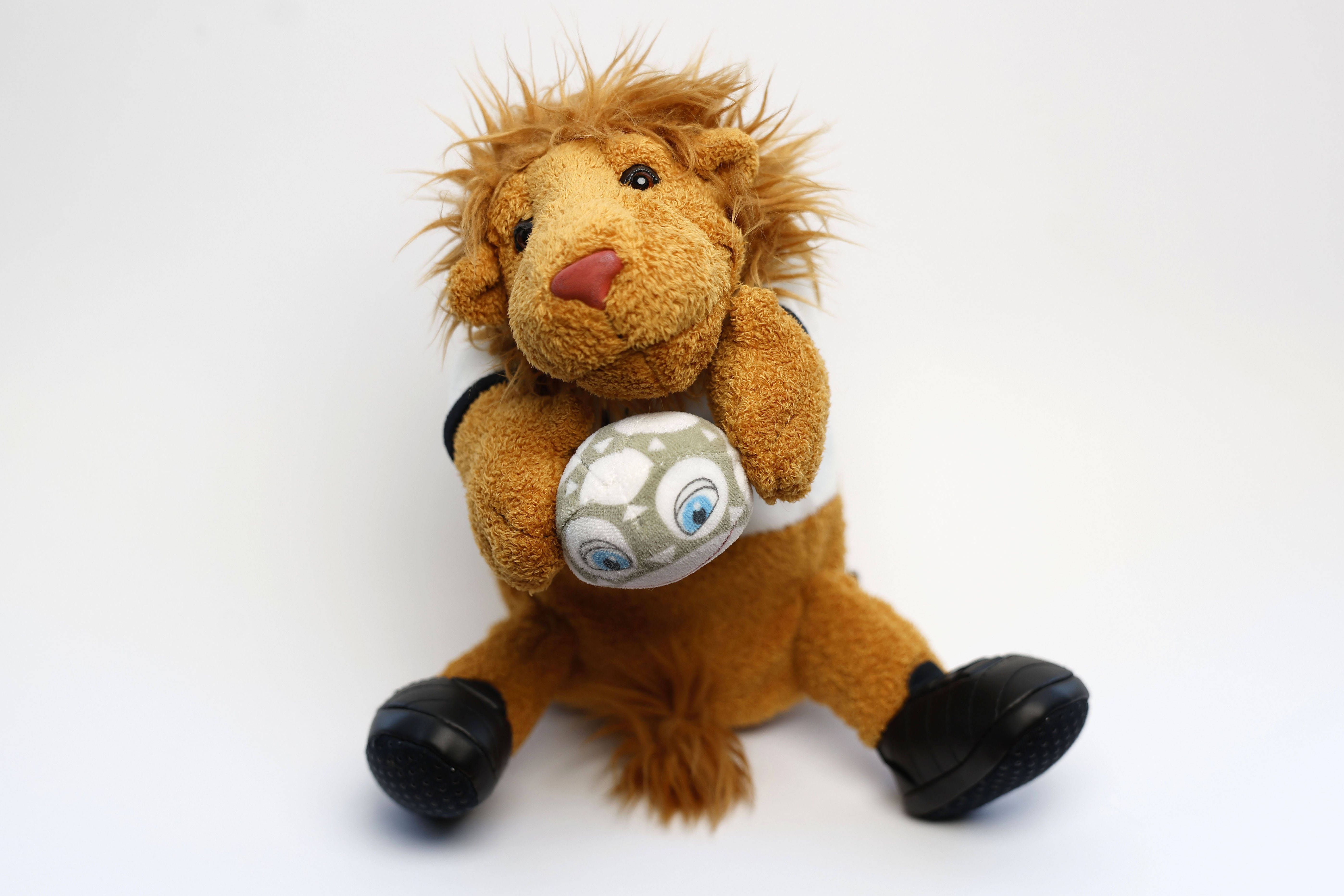 Goleo VI e Pillie - Mundial 2006 (Alemanha): Urso de peluche. Leão, apelidado de Goleo, junção de golo e leo, leão em latim. Pillie, maneira informal de dizer bola de futebol em alemão