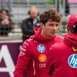 Charles Leclerc em conversa com Lewis Hamilton