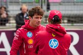 Charles Leclerc em conversa com Lewis Hamilton