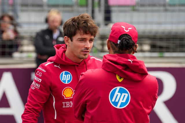 Charles Leclerc em conversa com Lewis Hamilton