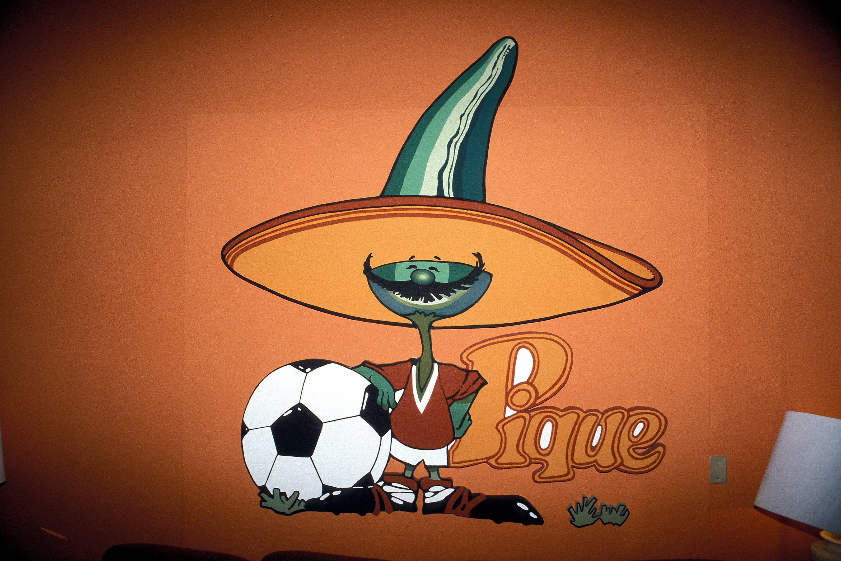 Pique - Mundial 1986 (México): Representava a cultura local. Nome vem de abreviação da palavra 'picante'. Aparece com um 'sombrero' e com uma camisola vermelha e branca, formando a bandeira mexicana