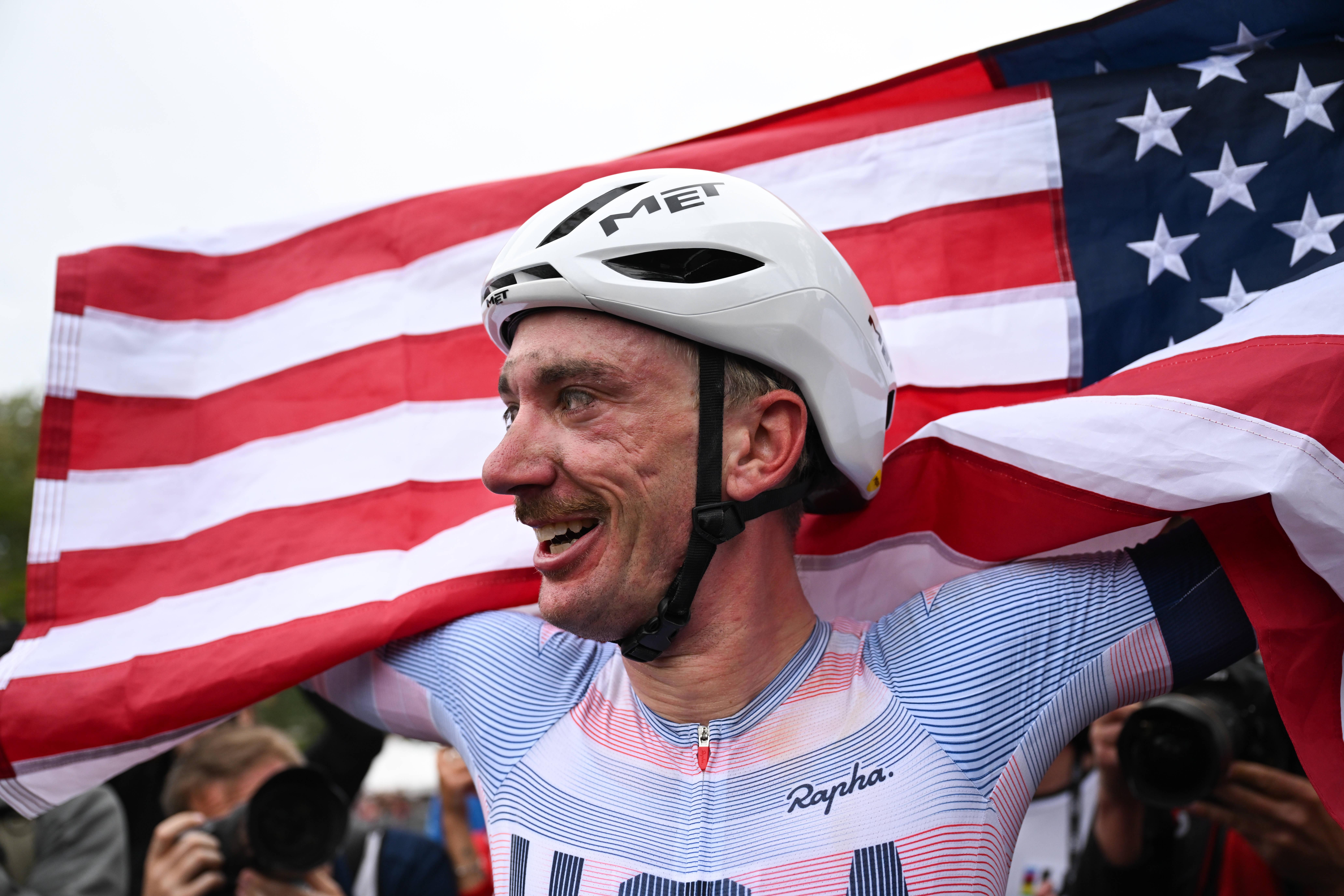 Norte-americano Brandon McNulty celebra a conquista do título mundial