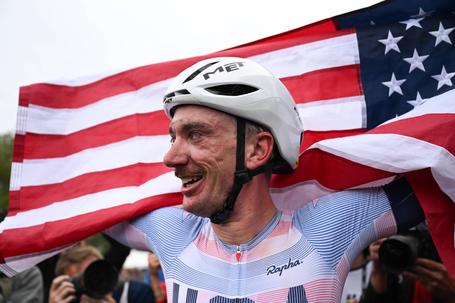 Norte-americano Brandon McNulty celebra a conquista do título mundial
