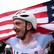 Norte-americano Brandon McNulty celebra a conquista do título mundial