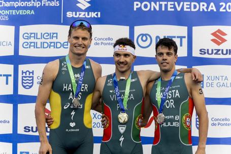 O pódio final do Mundial, Com Vilaça ao centro Ricardo Batista à direita, enquanto Hauser está à esquerda - Foto: EPA/Salvador Sas