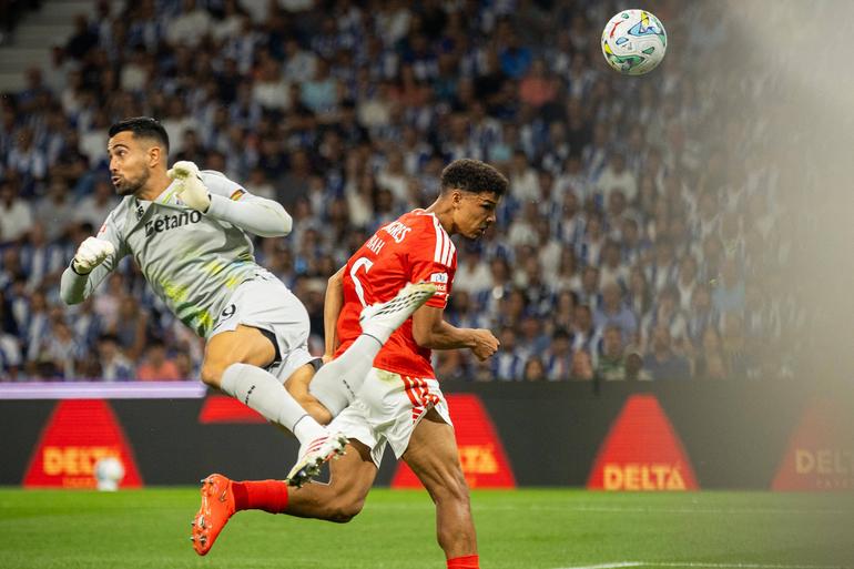 Alexander Bah, depois das lesões em 2025/26, recuperou o papel de protagonista na era-Marco Silva: 10 jogos e 805 minutos