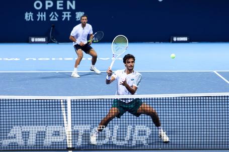 Francisco Cabral no torneio de Hangzhou ao lado de JJ Tracy - Foto: AITO ATP/Hangzhou Open