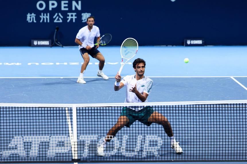 Francisco Cabral esgtá a jogar o torneio de Hangzhou ao lado de JJ Tracy - Foto: AITO ATP/Hangzhou Open