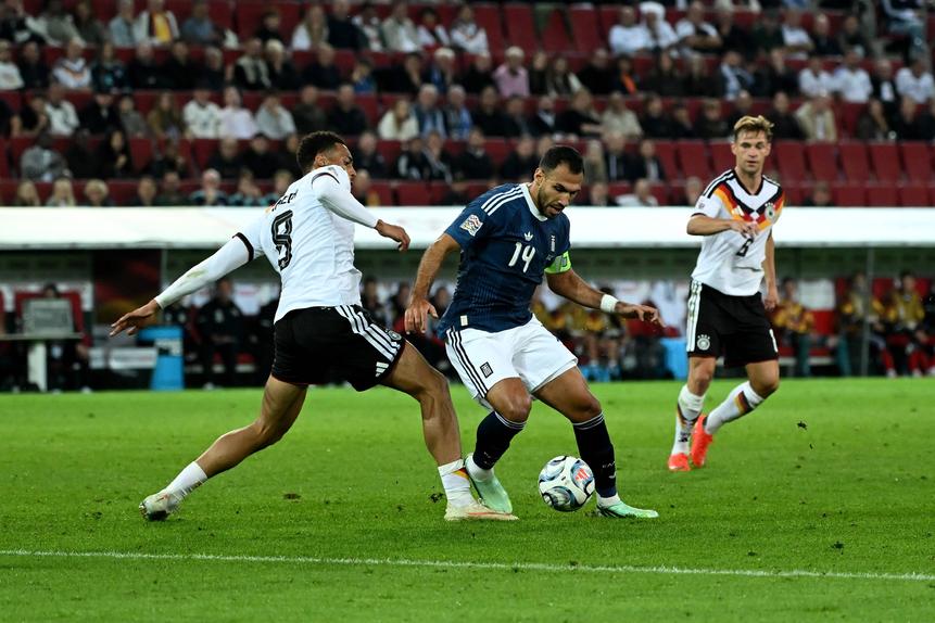 Vangelis Pavlidis, avançado do Benfica, em duelo com Felix Nmecha - Foto: IMAGO