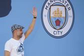 O ex-treinador do Man. City, Pep Guardiola, nas celebrações do famoso 'treble' (Premier League, Taça de Inglaterra e Liga dos Campeões) - Foto: Jon Super/IMAGO