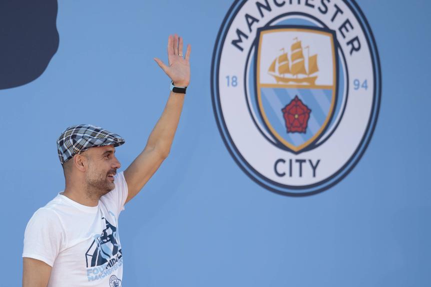 O ex-treinador do Man. City, Pep Guardiola, nas celebrações do famoso 'treble' (Premier League, Taça de Inglaterra e Liga dos Campeões) - Foto: Jon Super/IMAGO